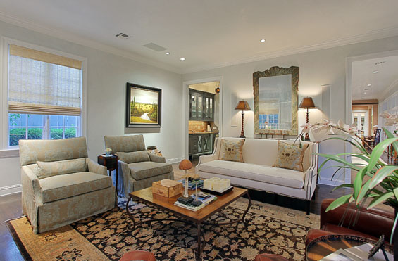 he living room makes use of an abundance of natural light, lots of comfortable seating and luxurious plastered walls to afford opulence alongside comfort and coziness. The antique mirror is from Thompson and Hanson.