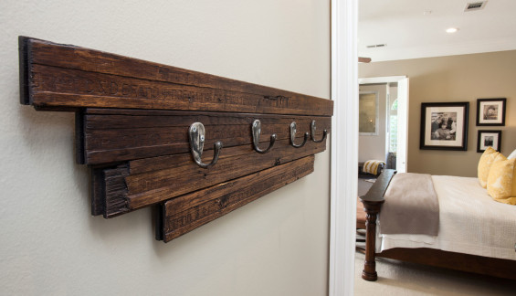 Talent runs in the family. This elegantly rustic piece was fashioned by one of the homeowner’s stepdaughters. 