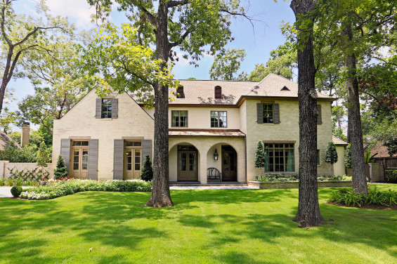 The homeowners, who own a landscape company, made a special effort to encourage beauty and comfort while also providing ample opportunities to watch their children in the manicured play area.