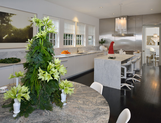 The kitchen tree arrangement is adorned with lilies. Kitchen by Poggenpohl.